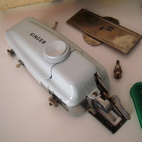 Singer Professional Buttonholer 161829 for Slant Needle Zig-Zag Sewing Machine - Picture 4 of 13